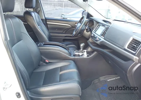 2018 Toyota Highlander Se/Xle z USA, uszkodzony, nr VIN 5TDJZRFH3JS546947